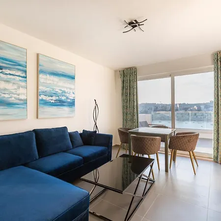 Duplex Seafront Apt, In Central Area With Terrace By 360 Estates شقة *